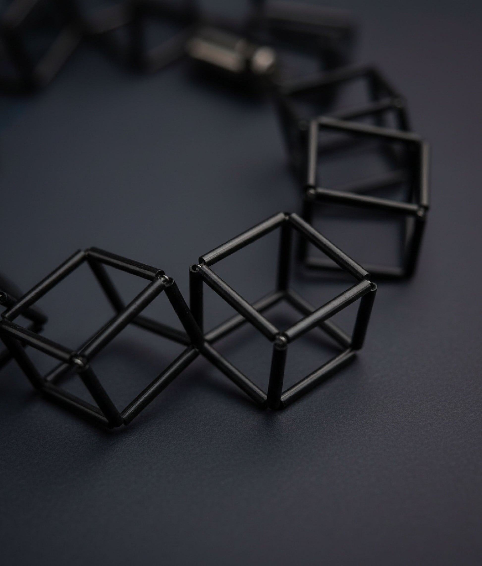 INTERLOCK GLASS Black Necklace S