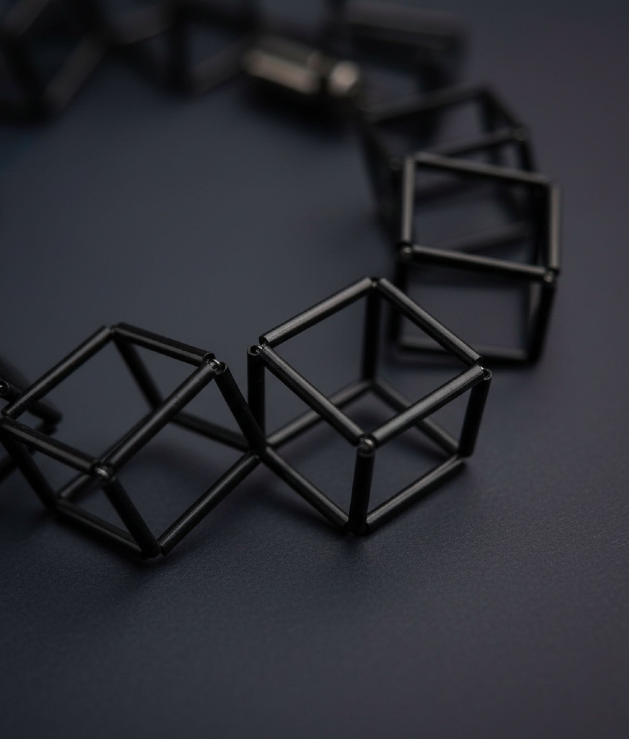 INTERLOCK GLASS Black Necklace S
