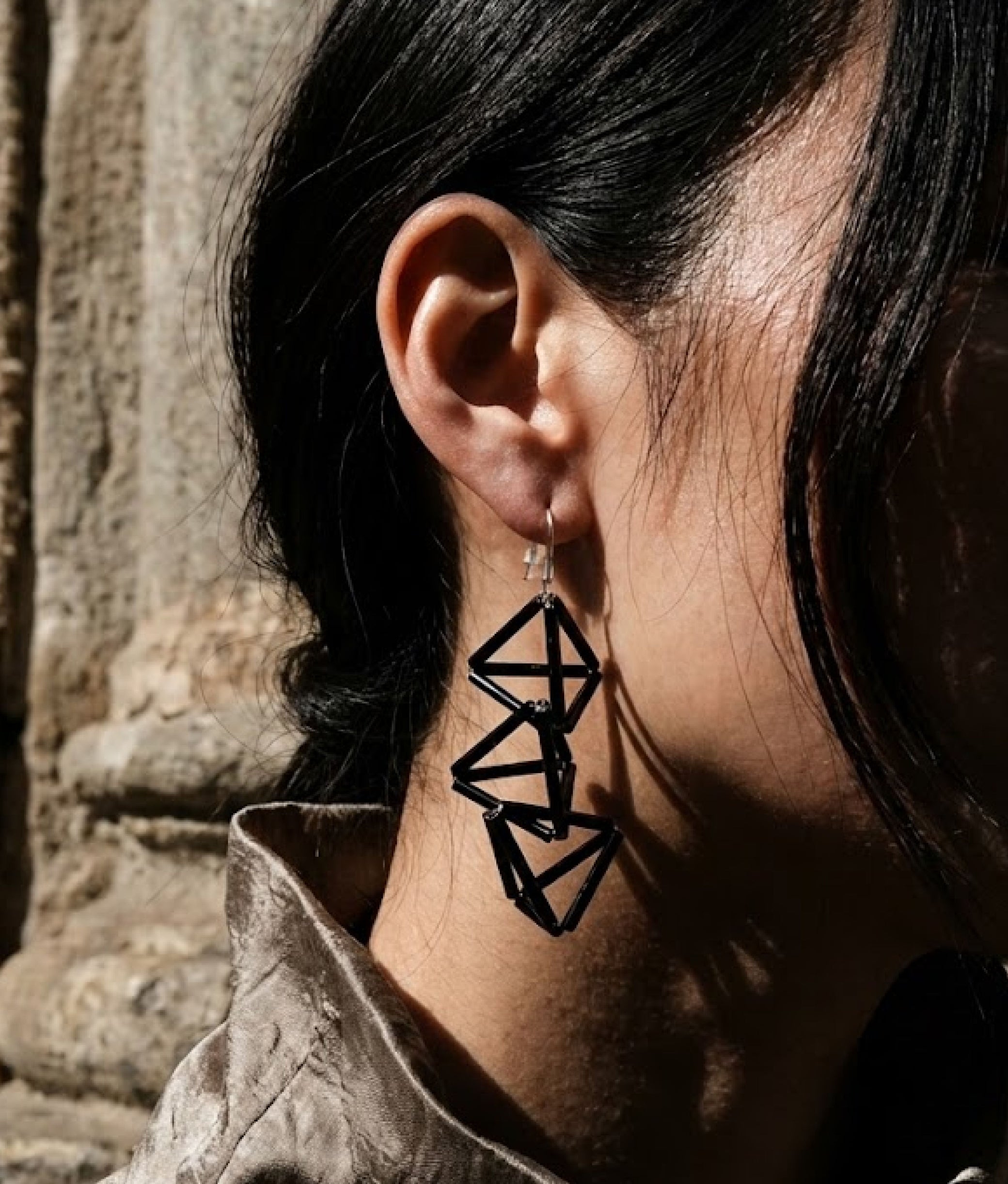 INTERLOCK GLASS Black Earrings