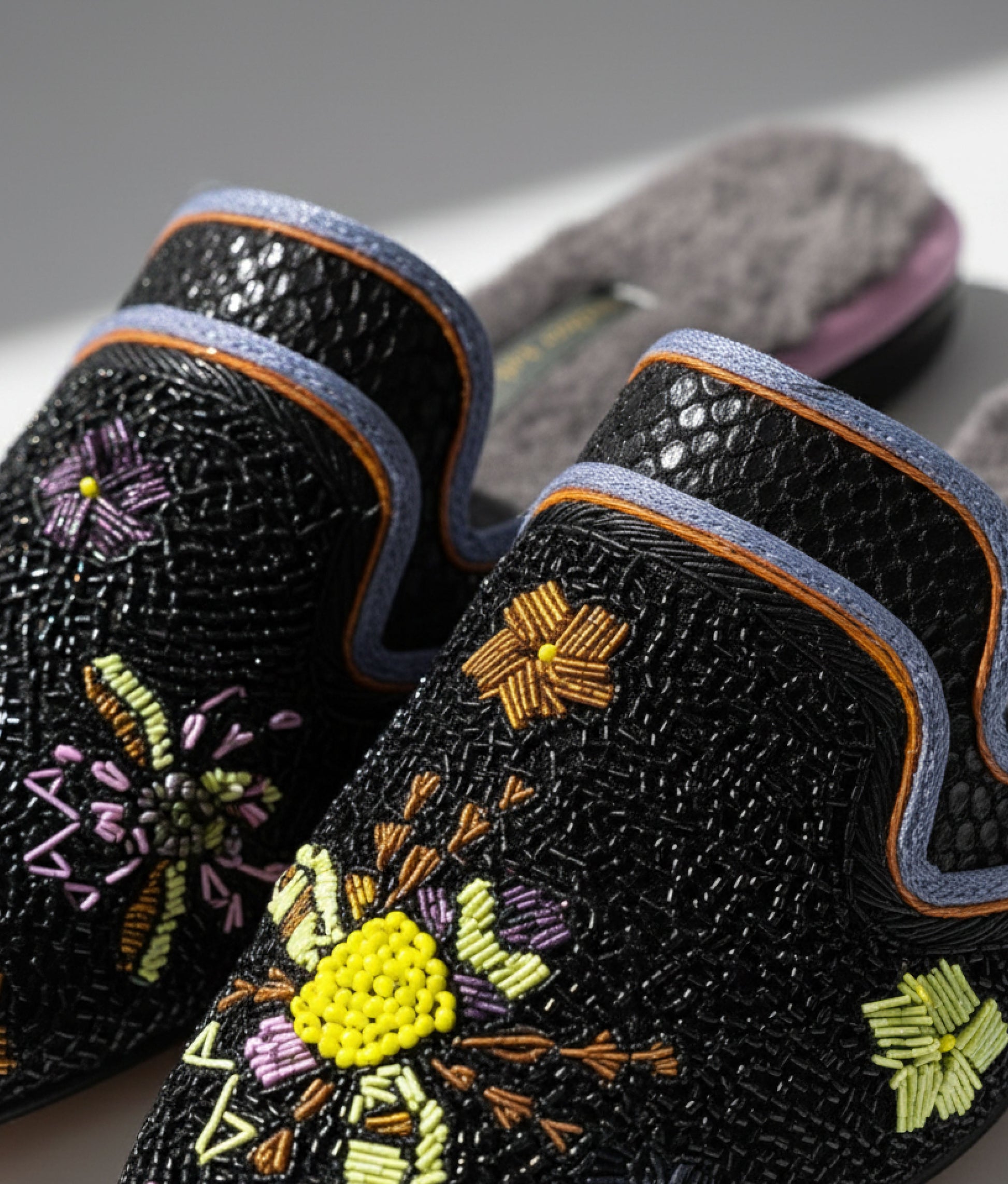 Queen Potnia Black Slippers