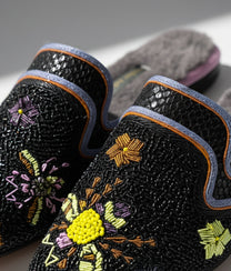 Queen Potnia Black Slippers