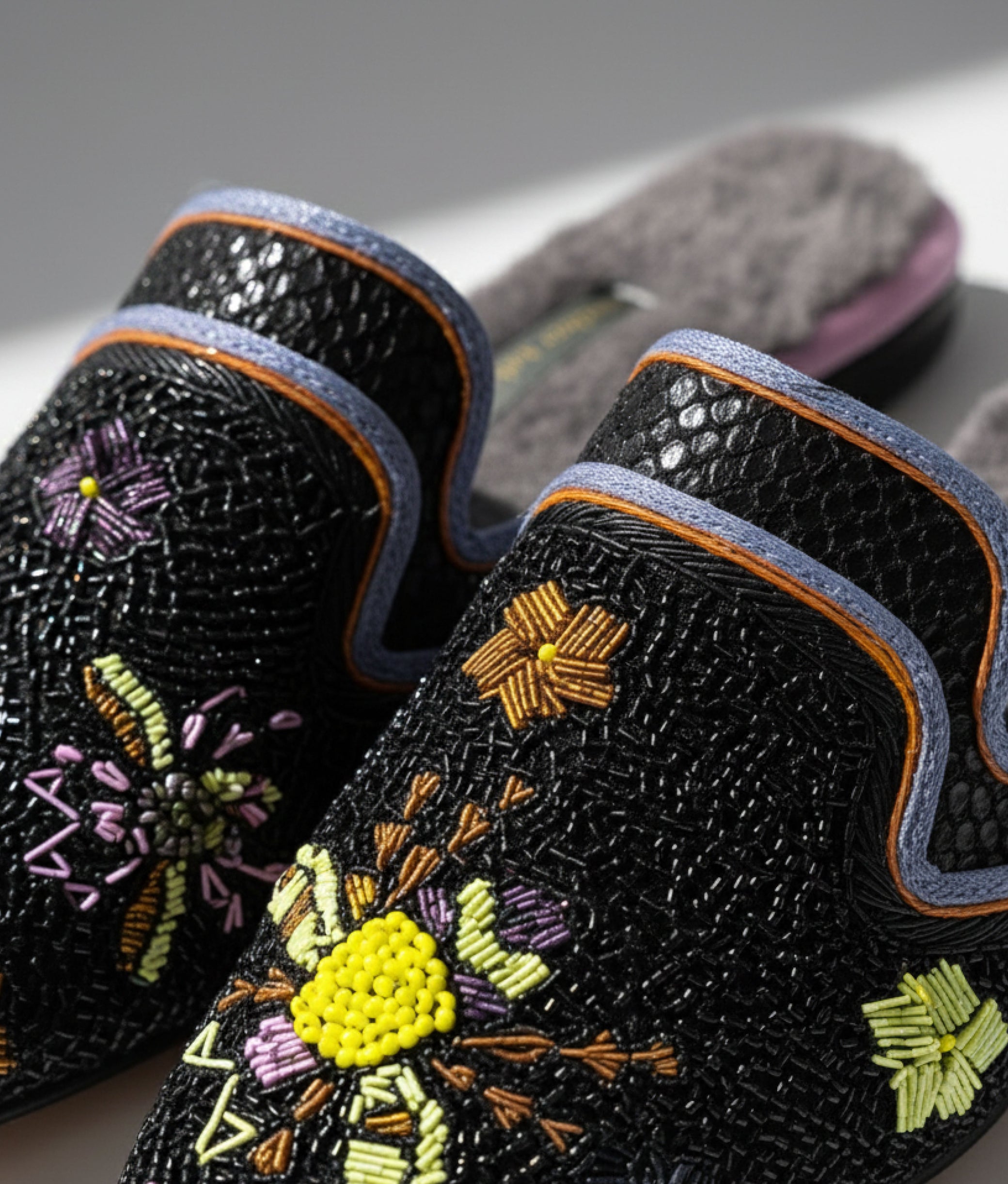 Queen Potnia Black Slippers