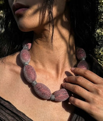 PEBBLES Grey Red Necklace S