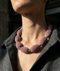 PEBBLES Grey Red Necklace S