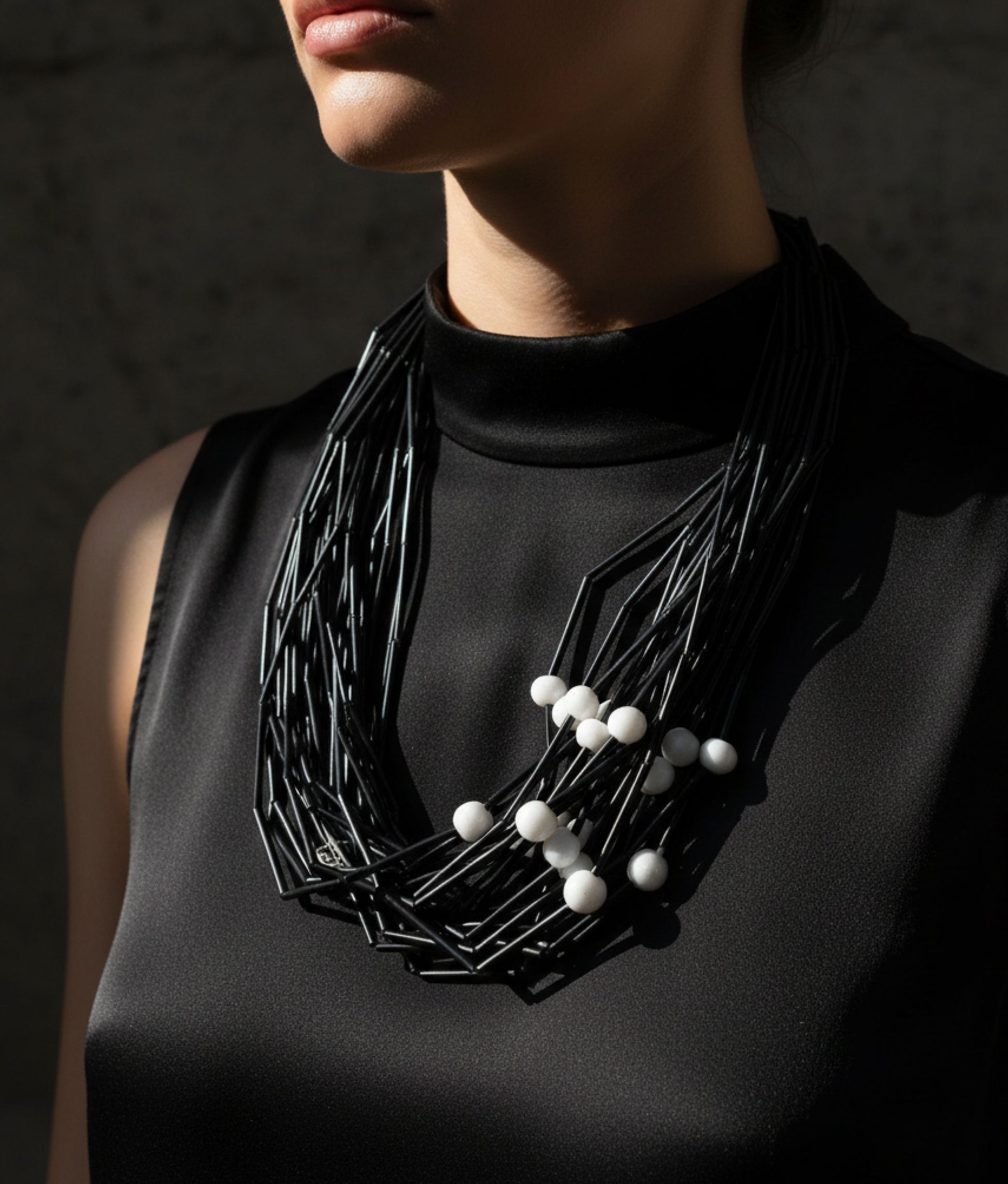 PON PON GLASS Black White Dots Necklace S