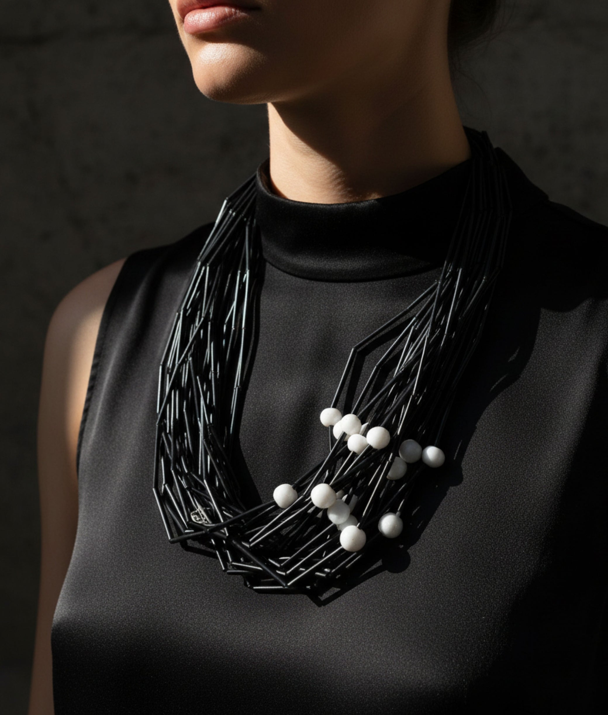 PON PON GLASS Black White Dots Necklace S